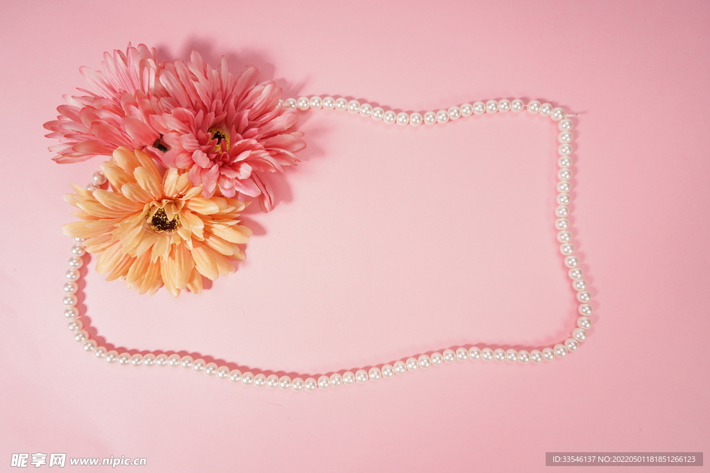 粉色背景菊花珍珠方框海报