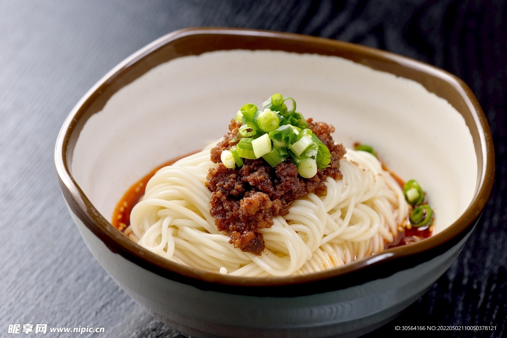 牛肉酱面条美食