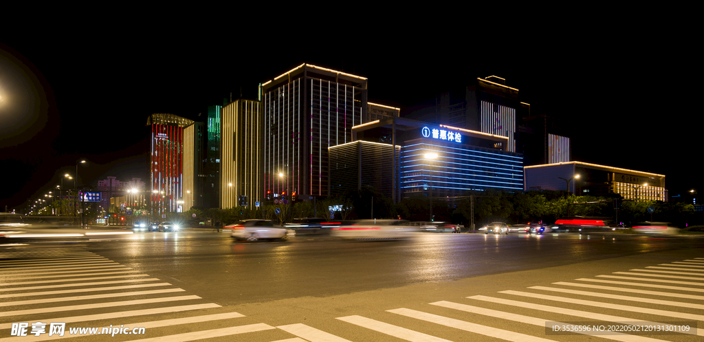 霓虹十字路口街景