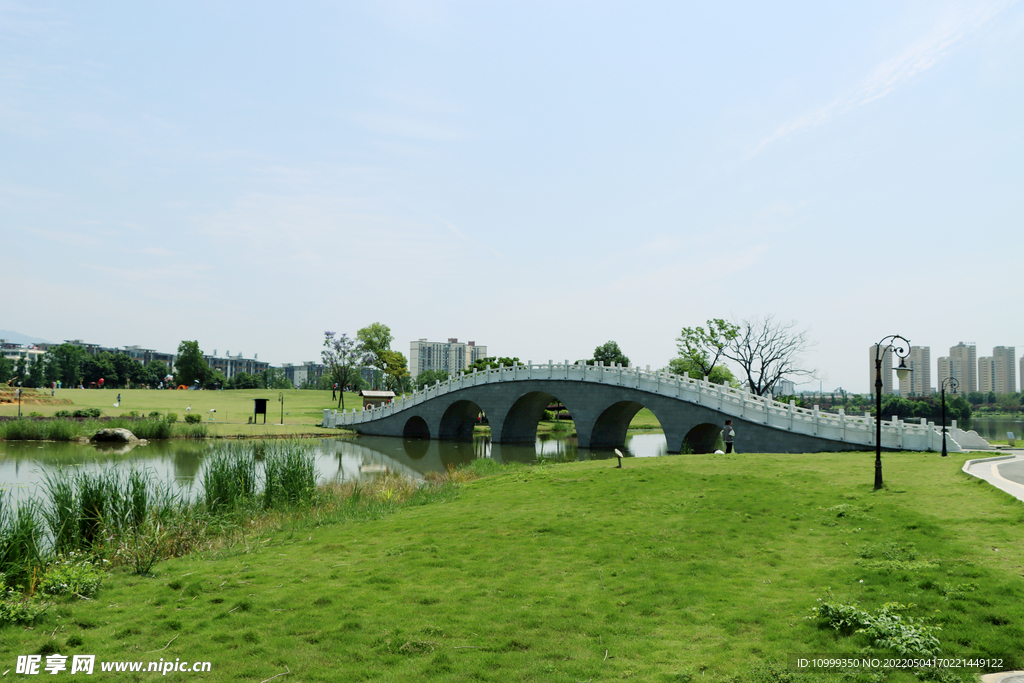 公园绿草和拱桥
