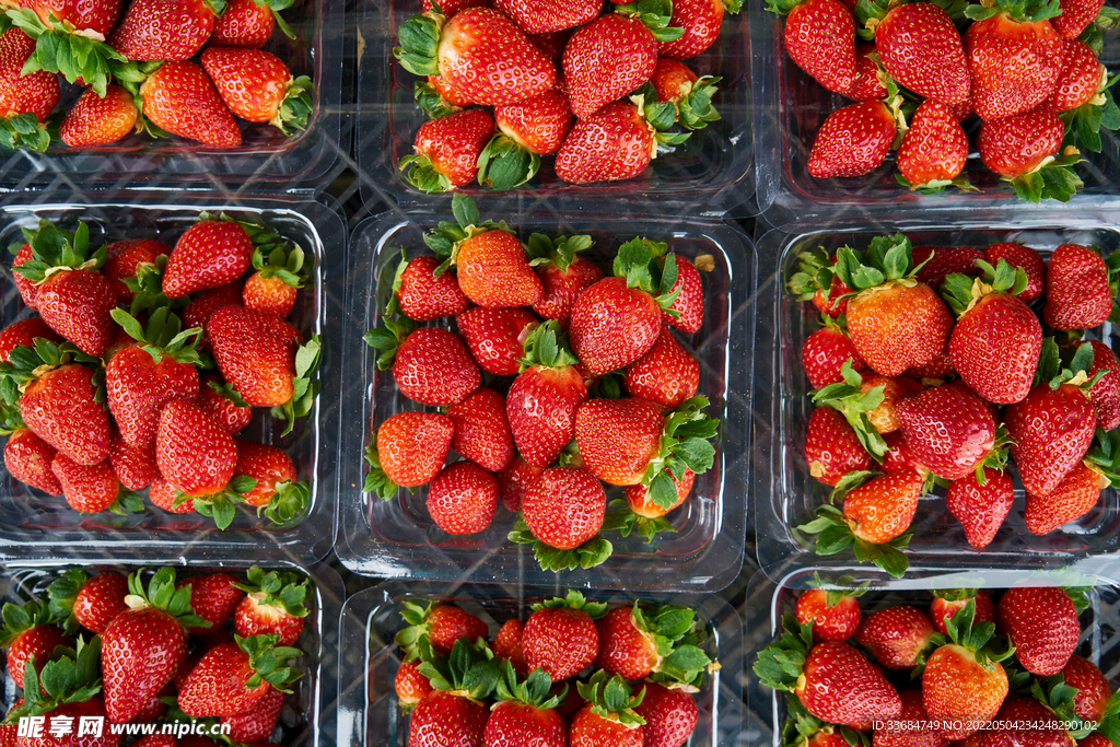 水果摊上的草莓