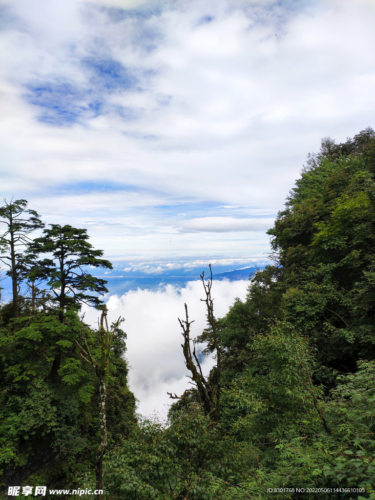 山峰云朵