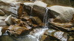 岩石上流动的溪水
