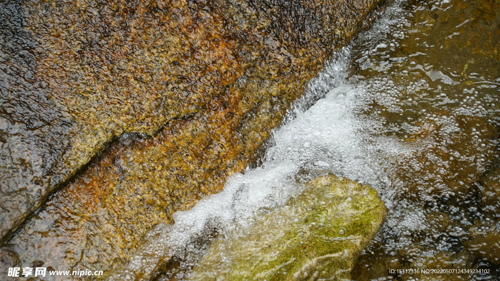 冲击岩石的水流