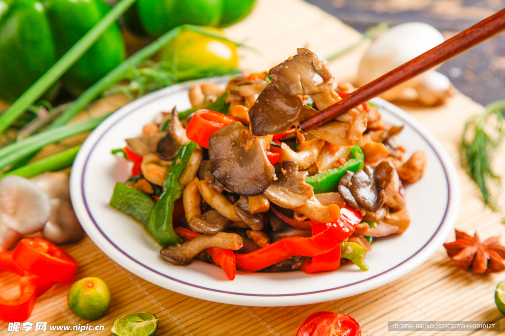 青椒炒香菇美食