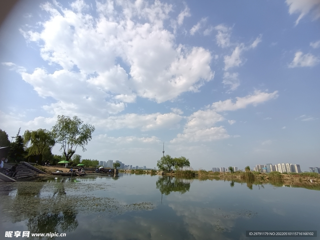  萨里市 湖 河流 全景 人间