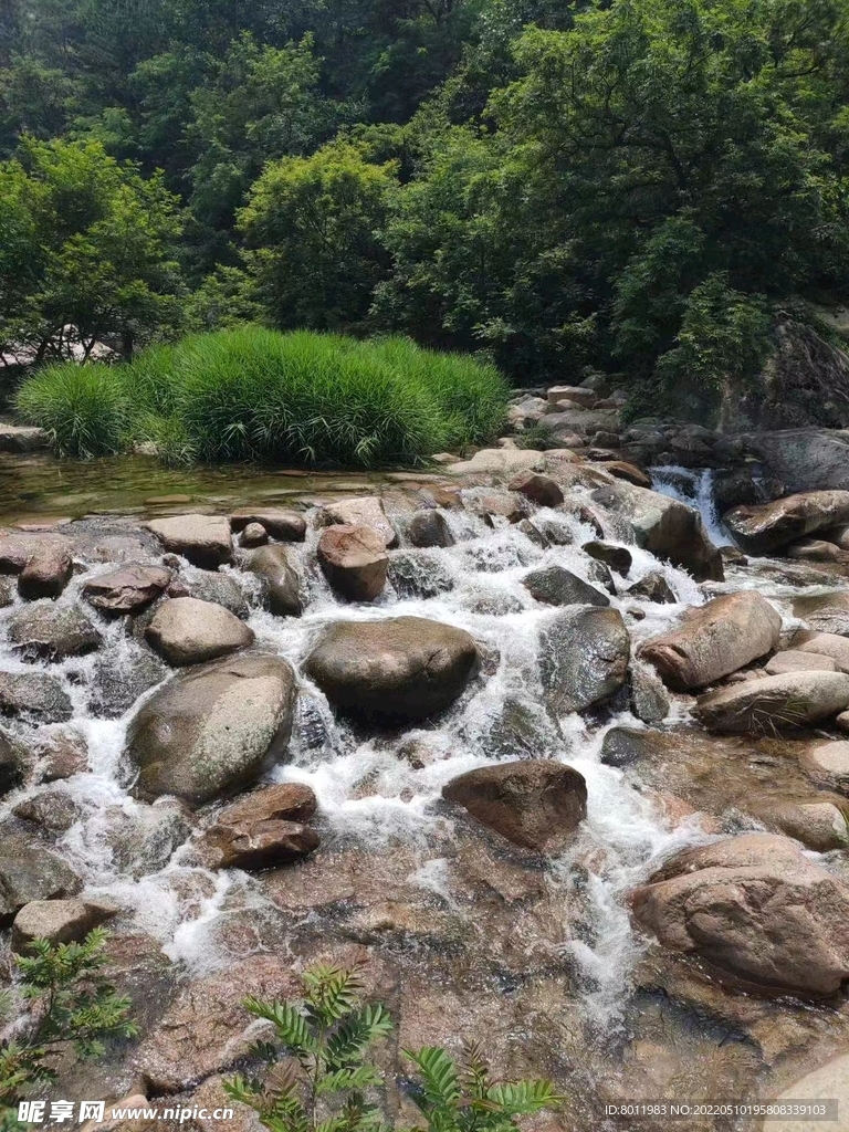 溪水缠山泻