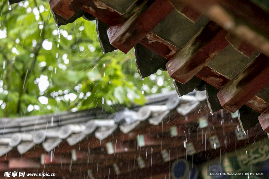 户外雨后复古屋檐