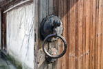院子里的旧门锁
