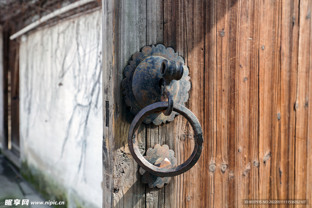 院子里的旧门锁