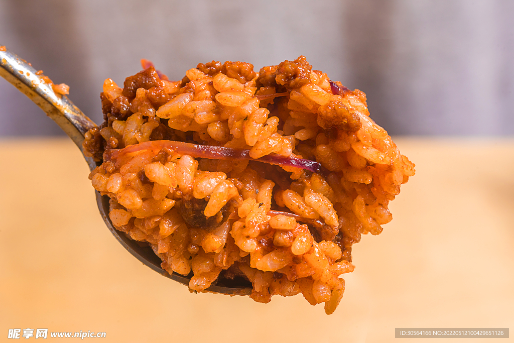 石锅腊肠炒饭美食