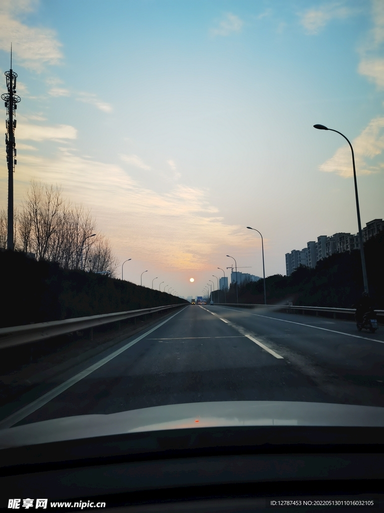 天空与路