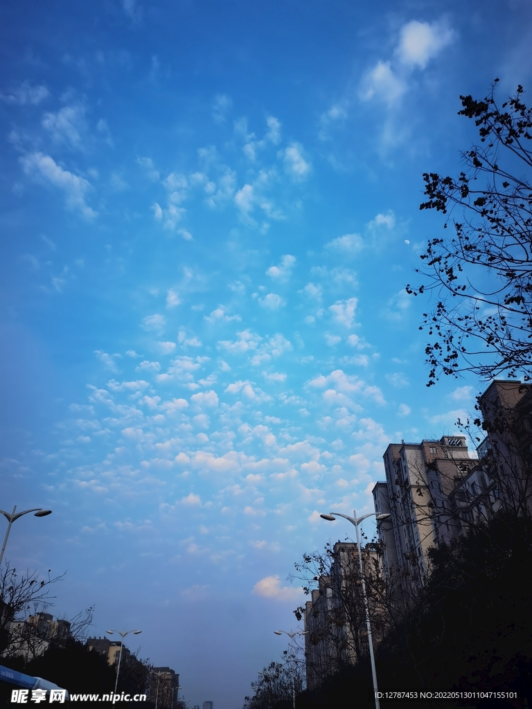 蓝天云朵和城市