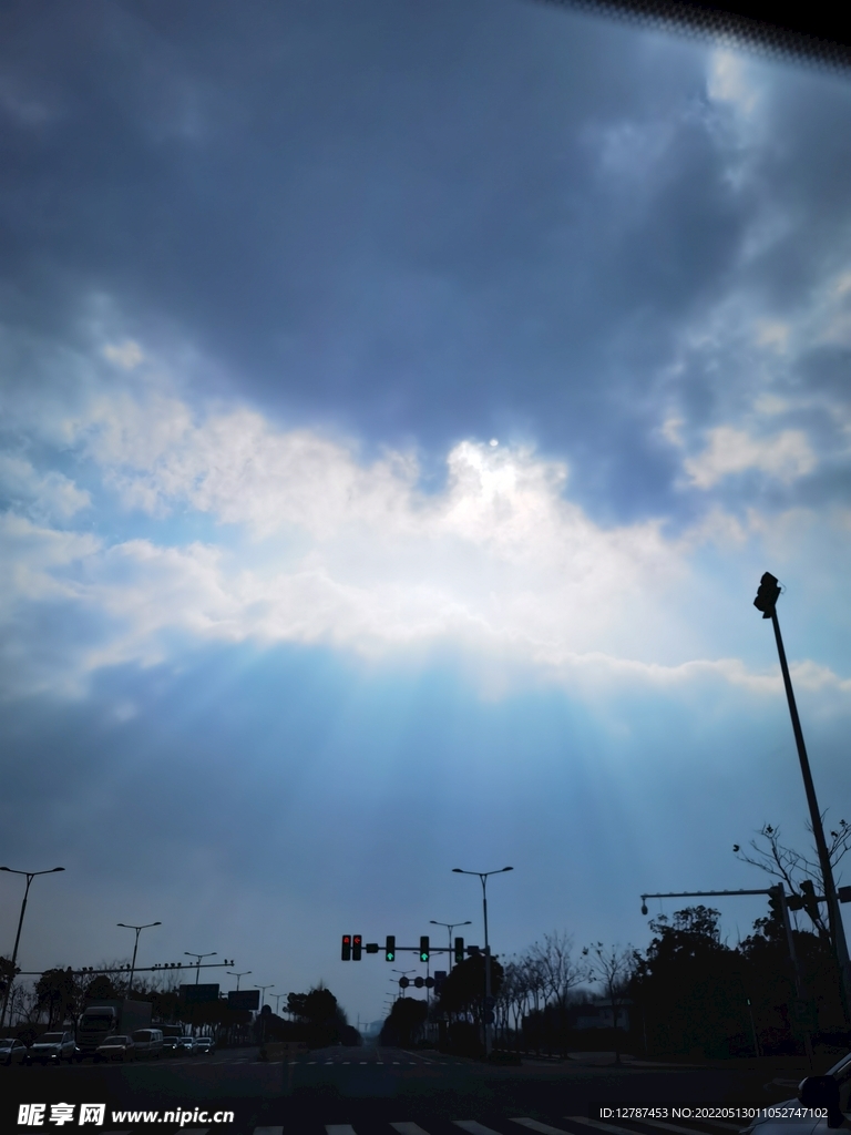天空阳光