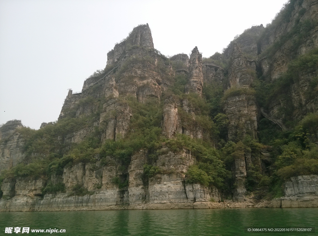 湖面山峰