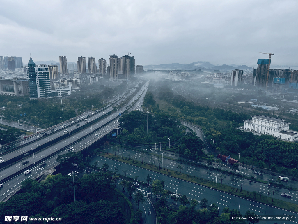 城市道路鸟瞰摄影冷色雨天摄影