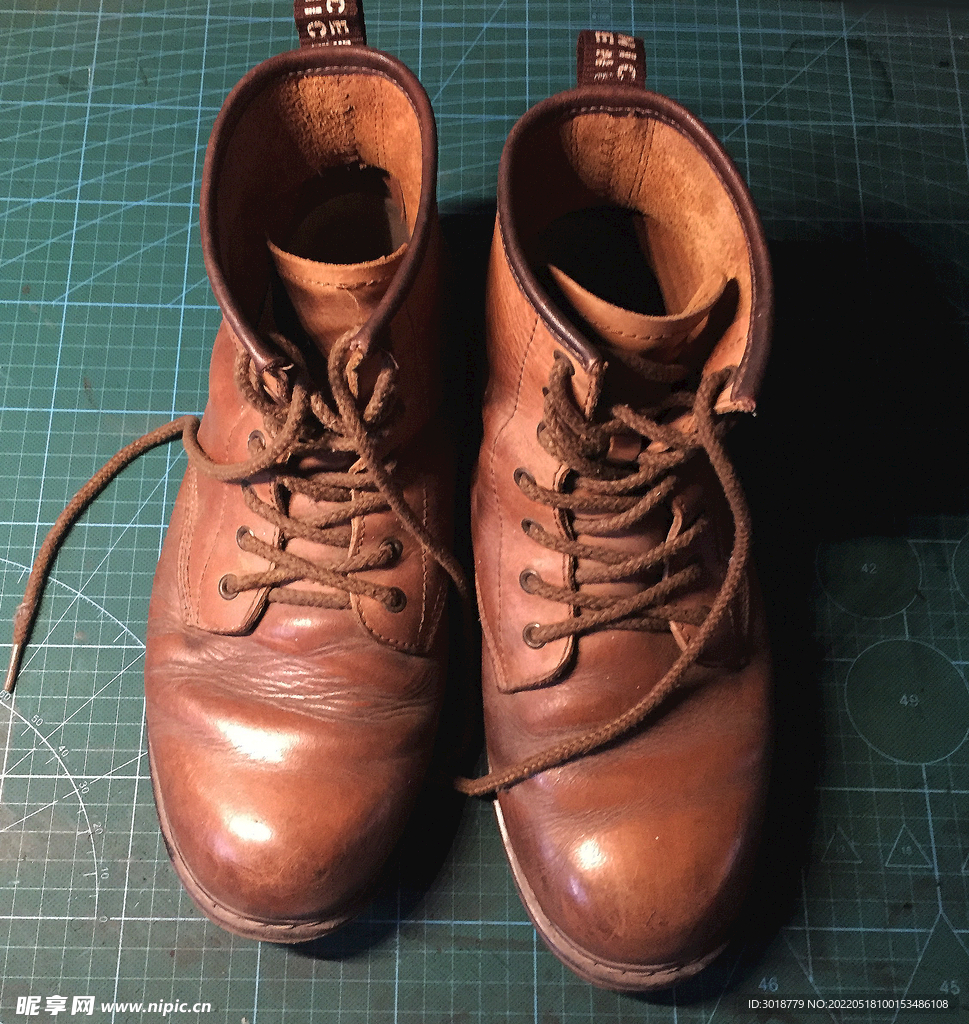 旧皮鞋