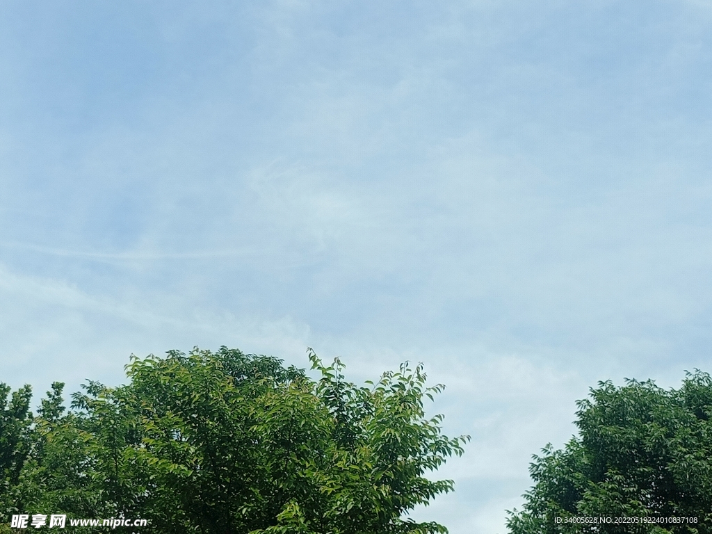 浅蓝天空