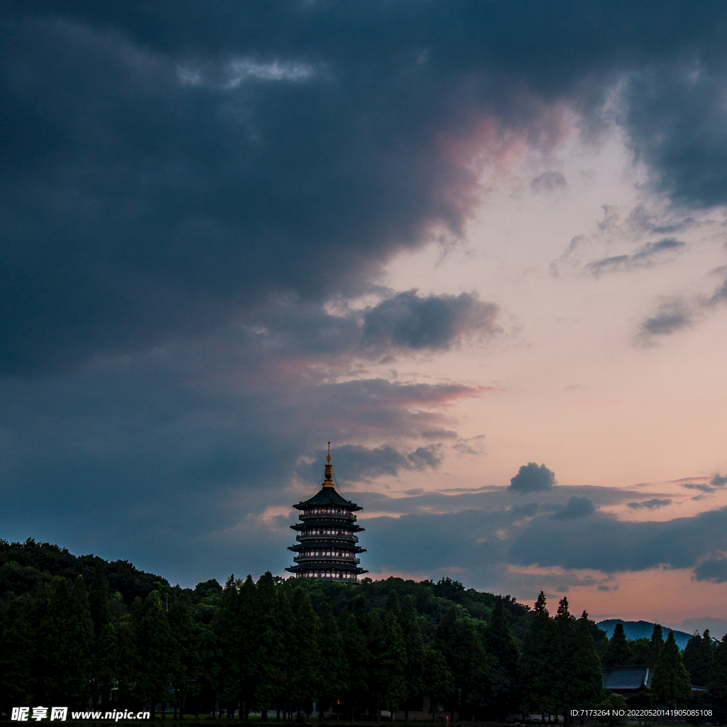 杭州雷峰塔夕阳