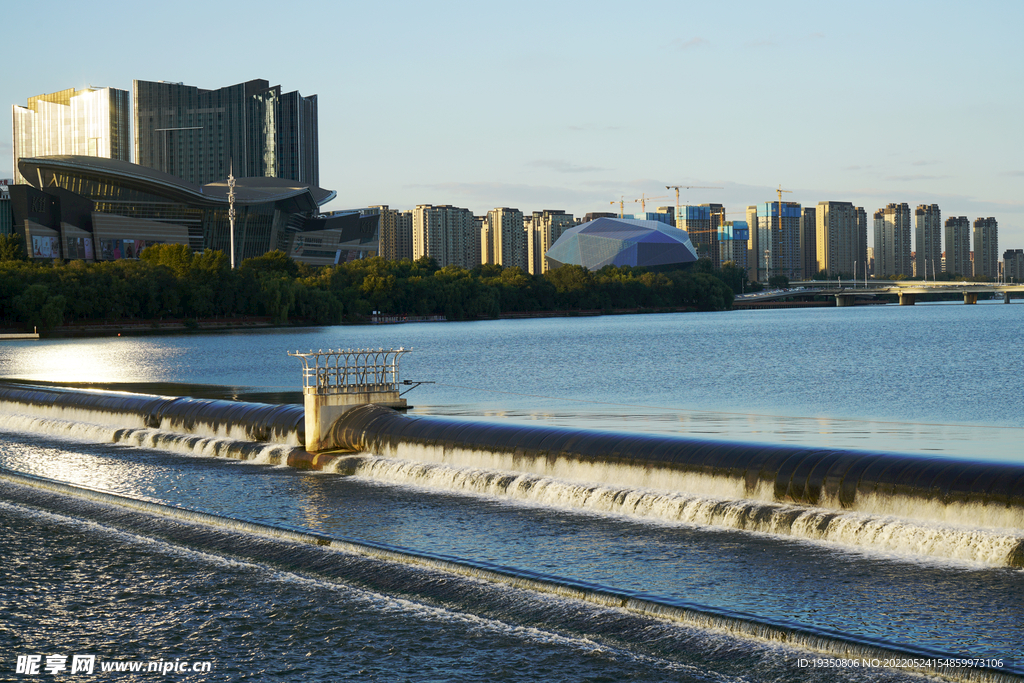 沈阳浑河岸边的建筑和橡胶坝