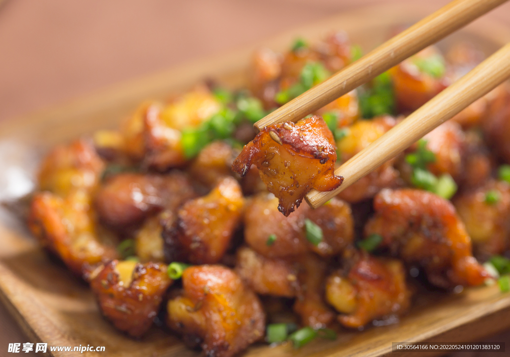 青椒炒鸡丁美食