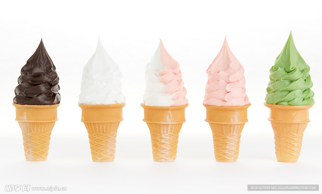 多种口味冰淇淋甜筒