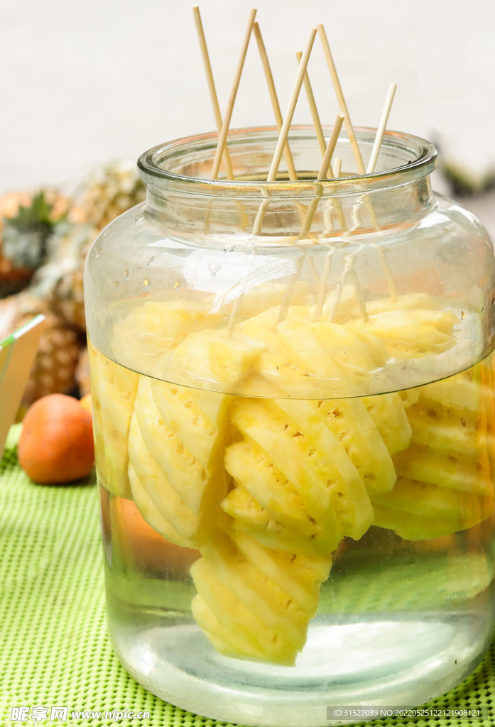 玻璃罐里的菠萝块素材图