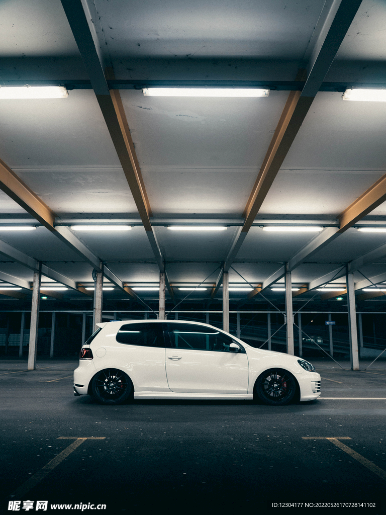 白色汽车