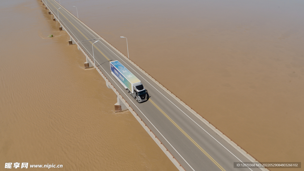 美景卡车路跑风景美图