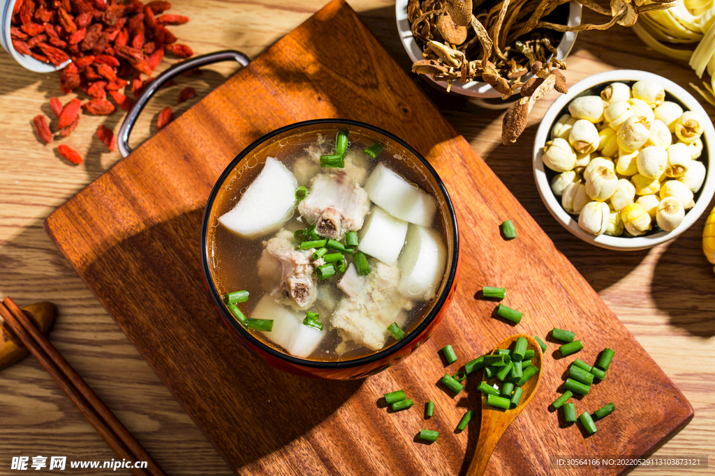 山药萝卜排骨汤美食