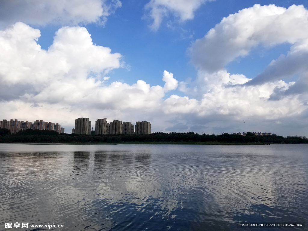 沈阳丁香湖上空的蓝天白云