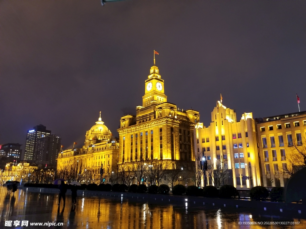 上海外滩老建筑的夜景灯光