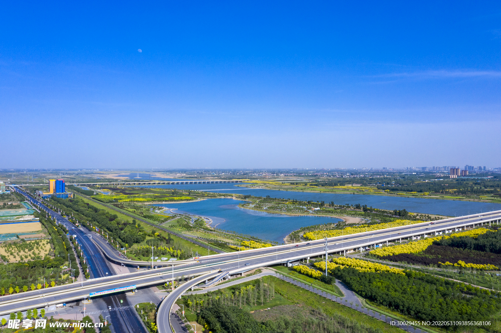 航拍石家庄滹沱河湿地大桥公路