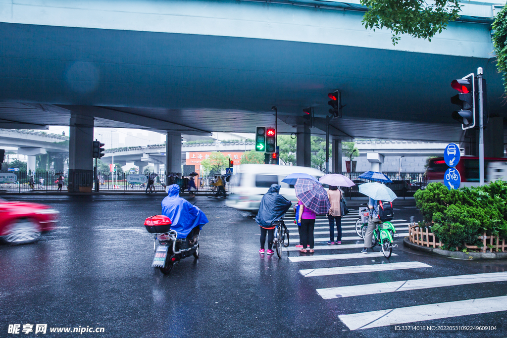 下雨  