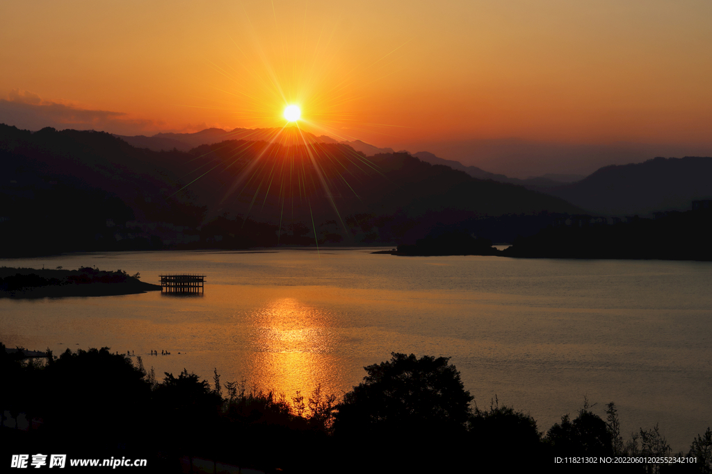 夕照龙湖