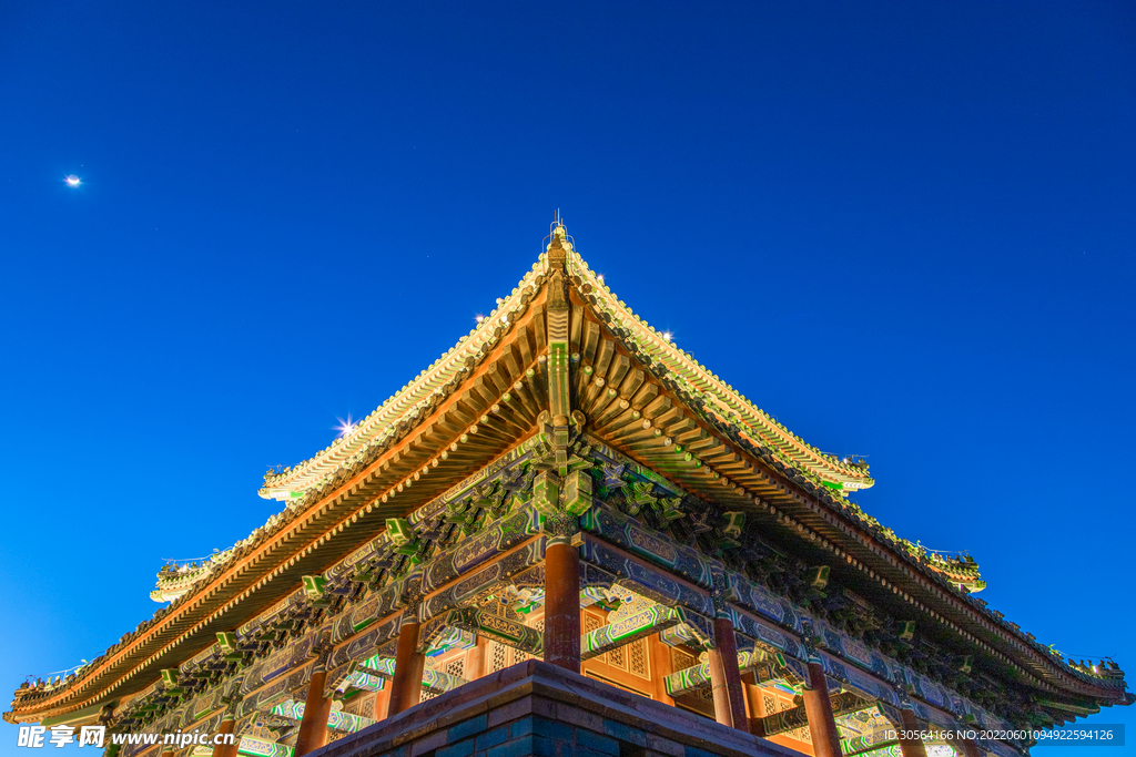 户外复古屋檐建筑