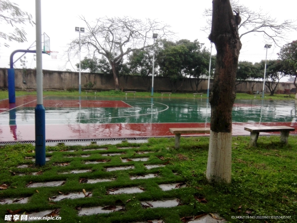 雨中篮球场