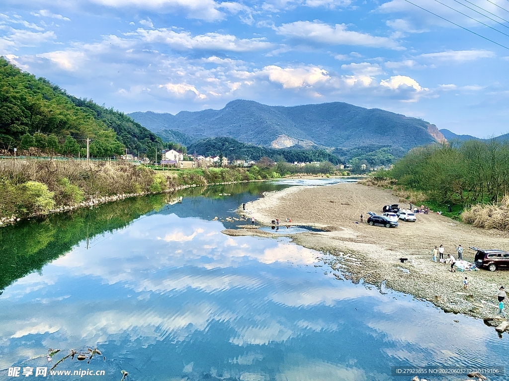 风和日丽 河边滩 游玩 山水 