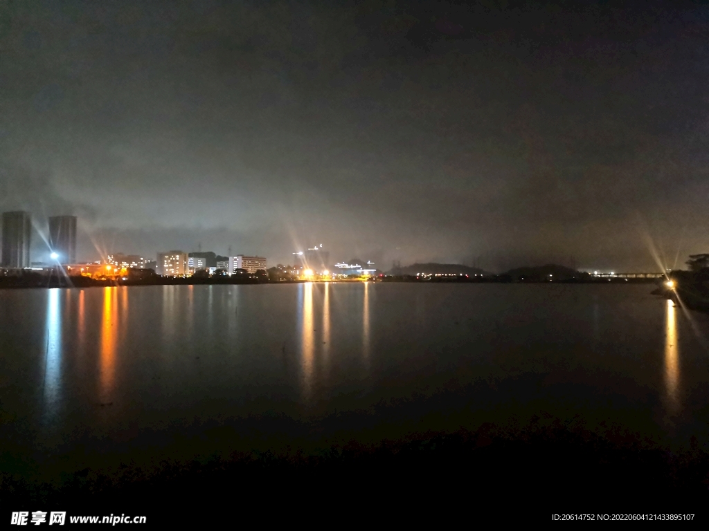 海边的城市夜色