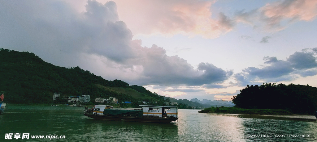 晚霞湖景图
