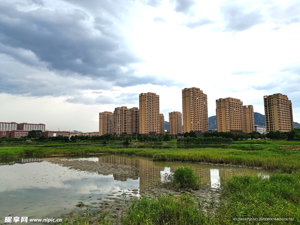 城市湖畔