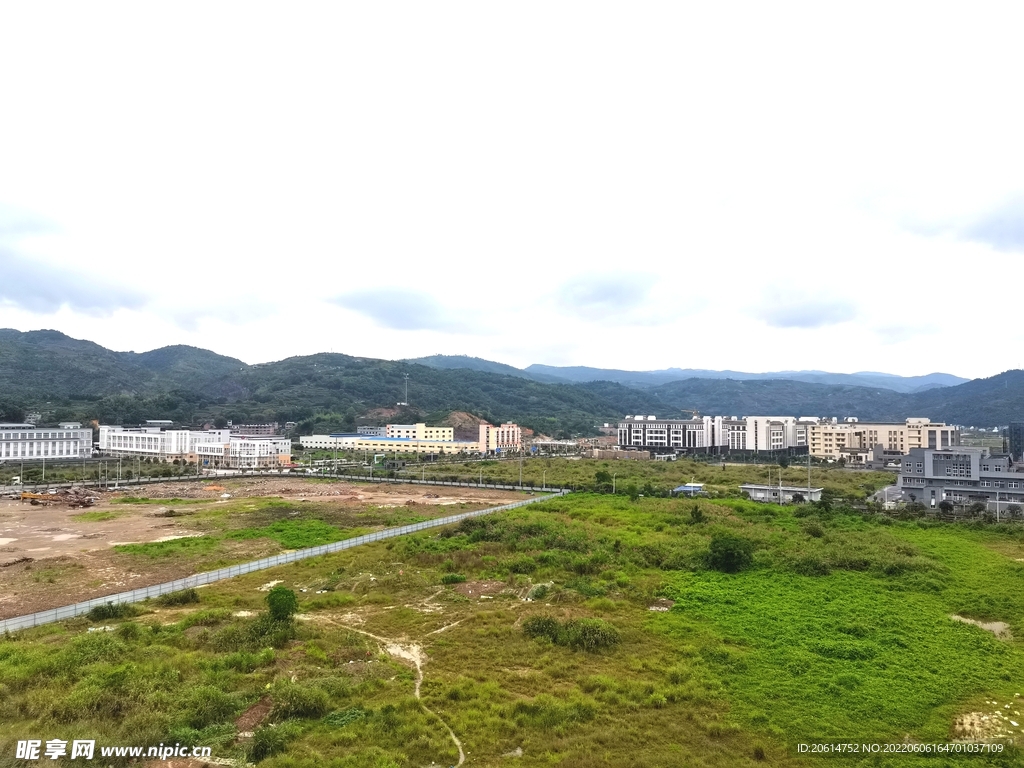 俯瞰城市郊区美景