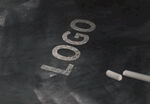 logo样机粉笔字俯视