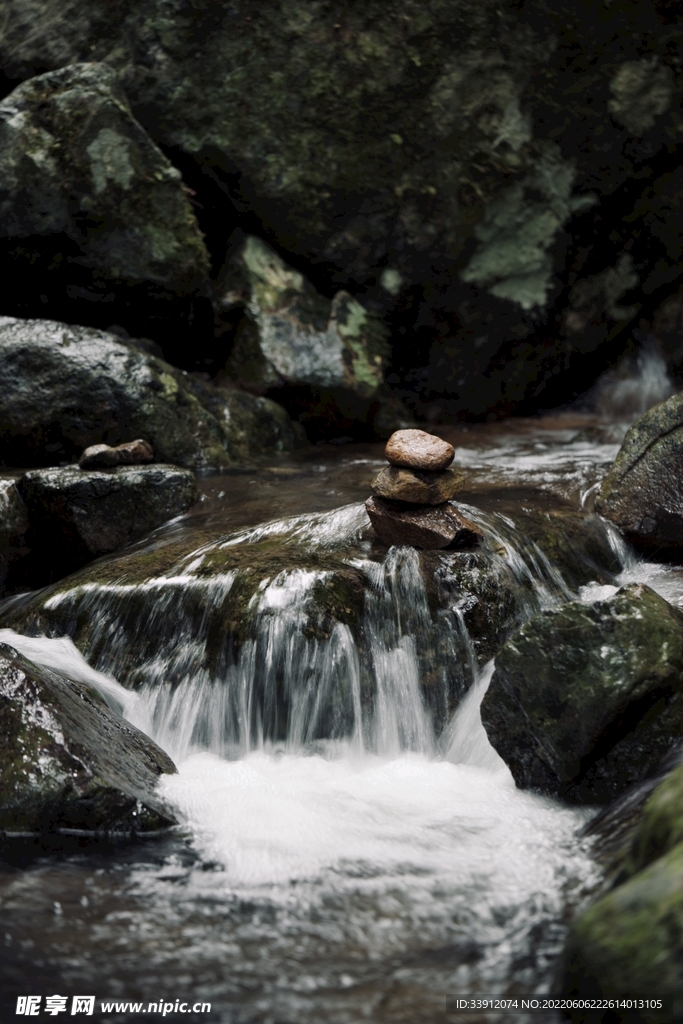 石与水