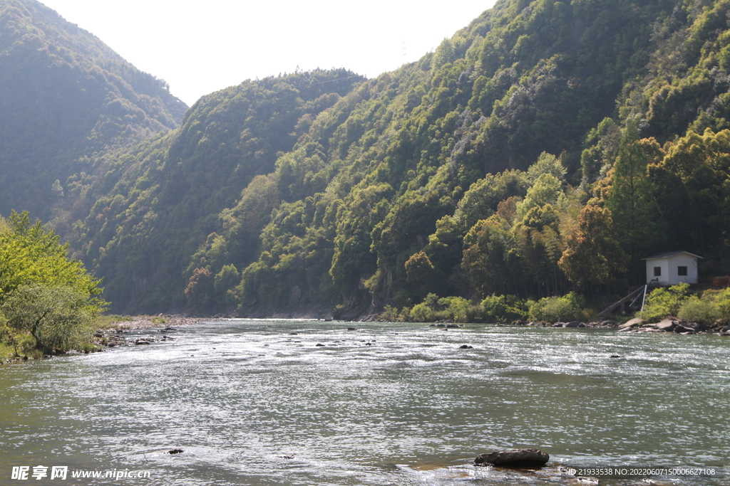  溪流草地河底道河滩