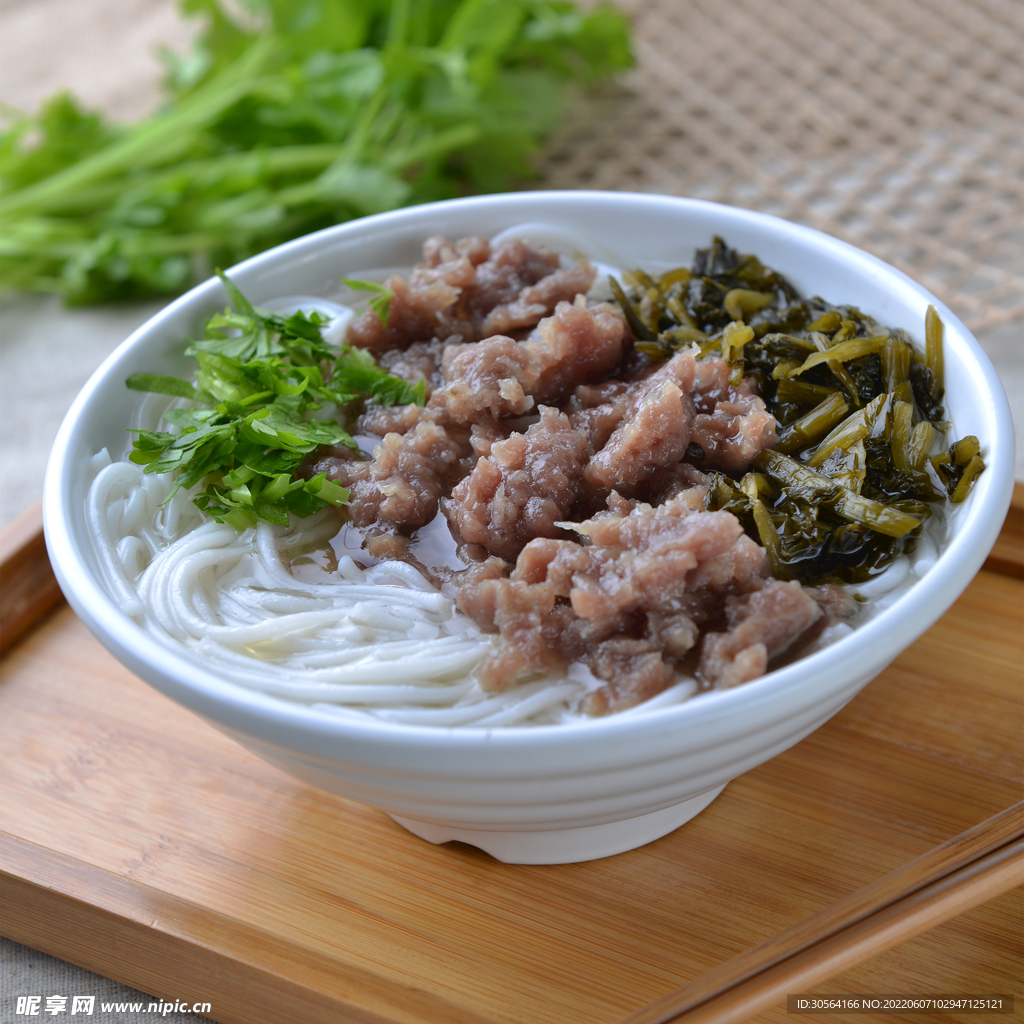 酸菜肉沫面条美食