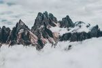 高耸入云的山峰