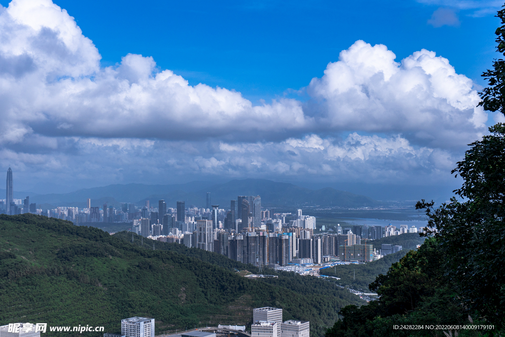 山顶俯瞰城市