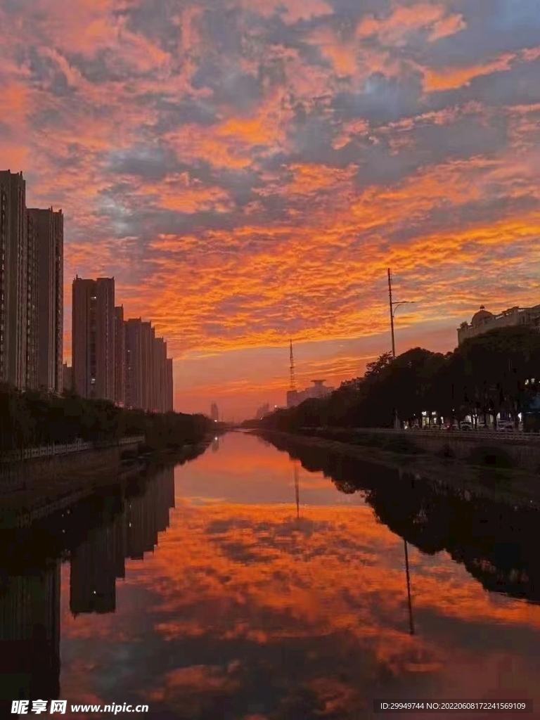 城市傍晚河边晚霞落日风景