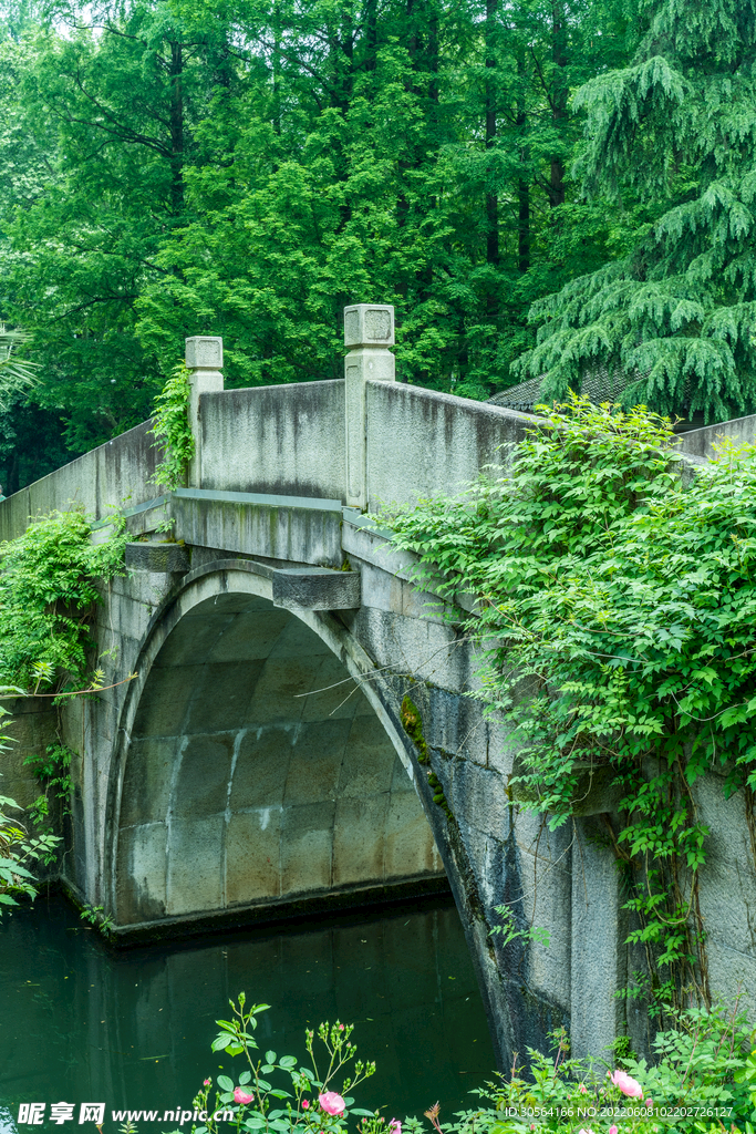 户外复古石桥建筑